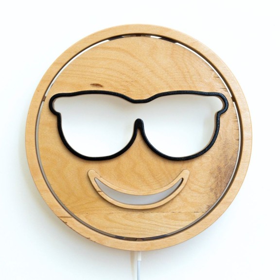 Applique Emoji Cool LED RGB Smart Artigianale in Legno