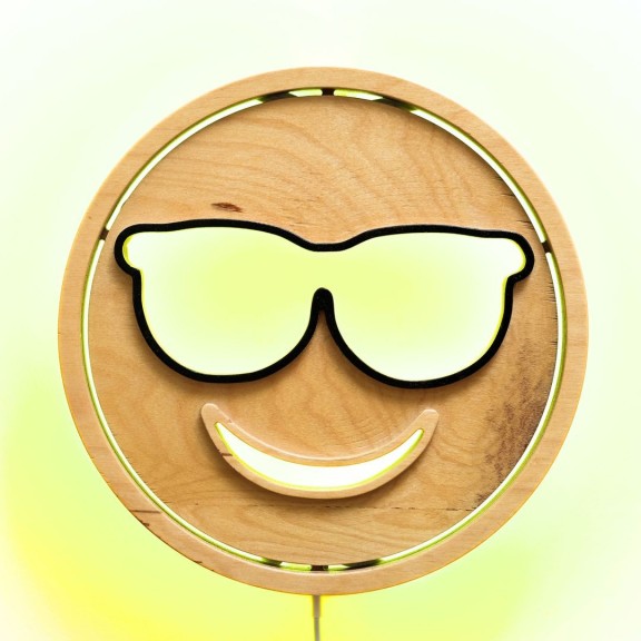Applique Emoji Cool LED RGB Smart Artigianale in Legno 2