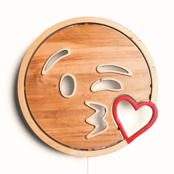 Applique Emoji Kiss LED RGB Smart Artigianale in Legno