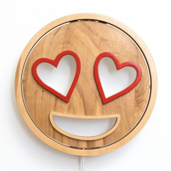 Applique Emoji Love LED RGB Smart Artigianale in Legno