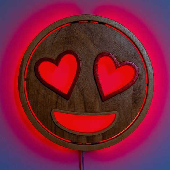 Applique Emoji Love LED RGB Smart Artigianale in Legno 2