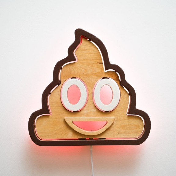 Applique Emoji Poo LED RGB Smart Artigianale in Legno 2