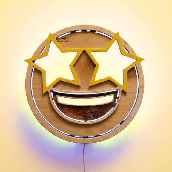 Applique Emoji Star LED RGB Smart in Legno Artigianale 2