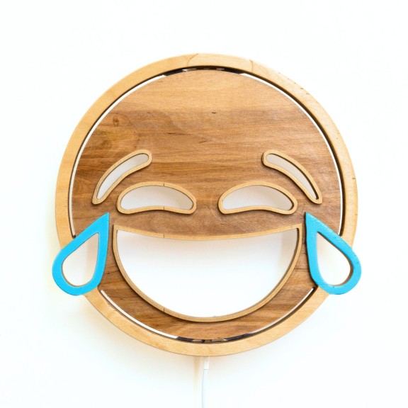 Applique Emoji Smile LED RGB Smart Artigianale in Legno